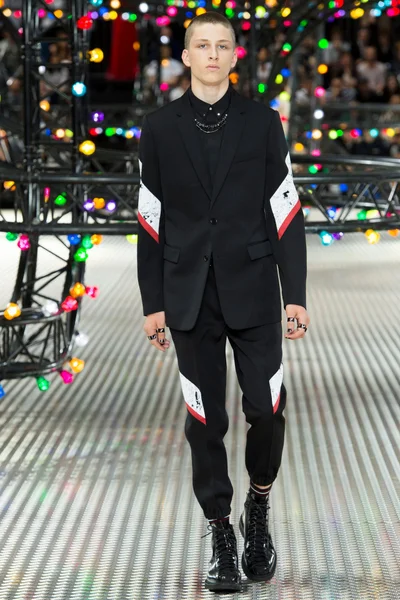 Look 25